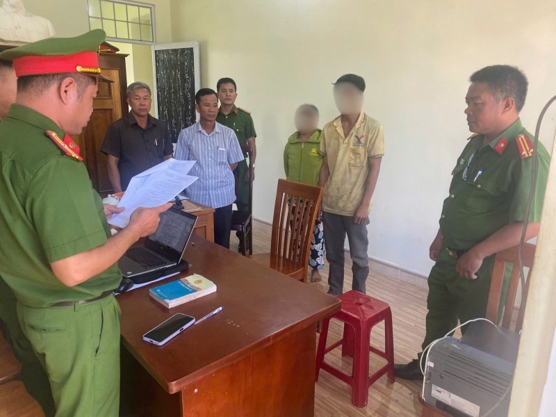 Công bố quyết định khởi tố bị can và lệnh bắt tạm giam Dương Minh Quốc. Ảnh: Công an nhân dân