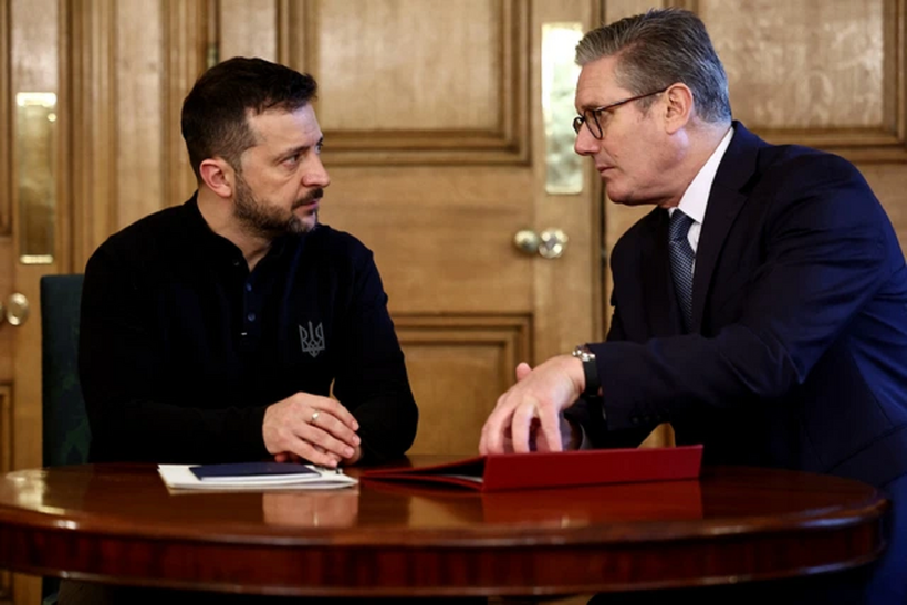 Tổng thống Ukraine Volodymyr Zelensky (trái) vàThủ tướng Anh Keir Starmer tại London ngày 10/10. Ảnh: Reuters