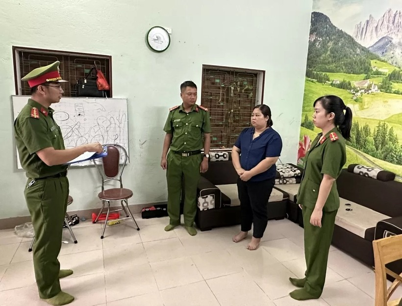 Cơ quan Cảnh sát điều tra tống đạt các quyết định đối với Trần Như Quỳnh. Ảnh: Công Thương