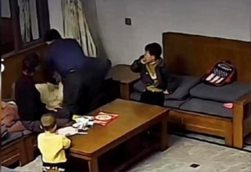 Khi ấy, trong nhà chỉ có 2 ông bà với 2 đứa cháu, cháu trai 6 tuổi và cháu gái 3 tuổi. Ảnh: Saostar.