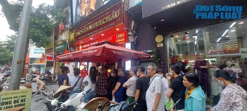 Trong chiều ngày 11/10, người dân muốn mua vàng tại cửa hàng Bảo Tín Minh Châu phải xếp hàng và lấy số thứ tự.