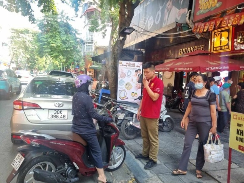Cửa hàng thông báo hết vàng trên toàn hệ thống khiến nhiều người ngậm ngùi quay về. Ảnh: Tiền Phong