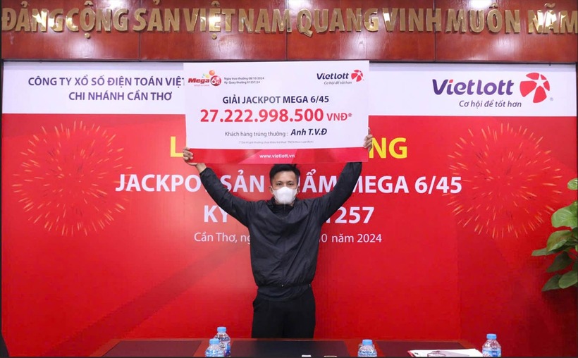 Anh T.V.Đ chỉ đeo khẩu trang lên nhận giải. (Ảnh: Vietlott)