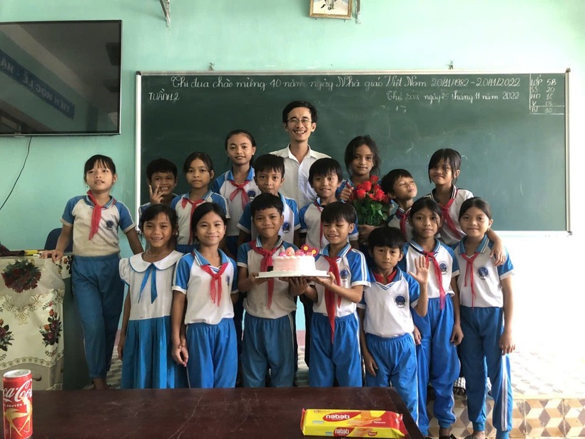 Thầy Duy chụp ảnh lưu niệm cùng học sinh lớp 4B do thầy chủ nhiệm. Ảnh: Tuổi Trẻ