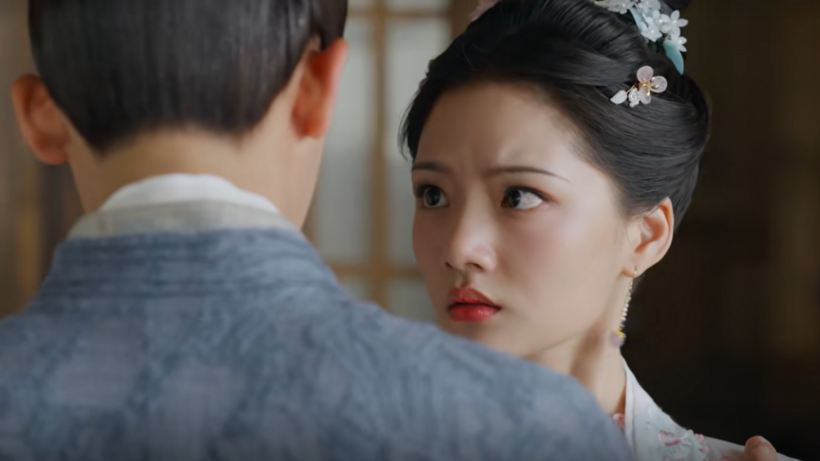 La Thận Viễn đỡ đòn thay La Nghi Ninh khi cha muốn đánh cô.