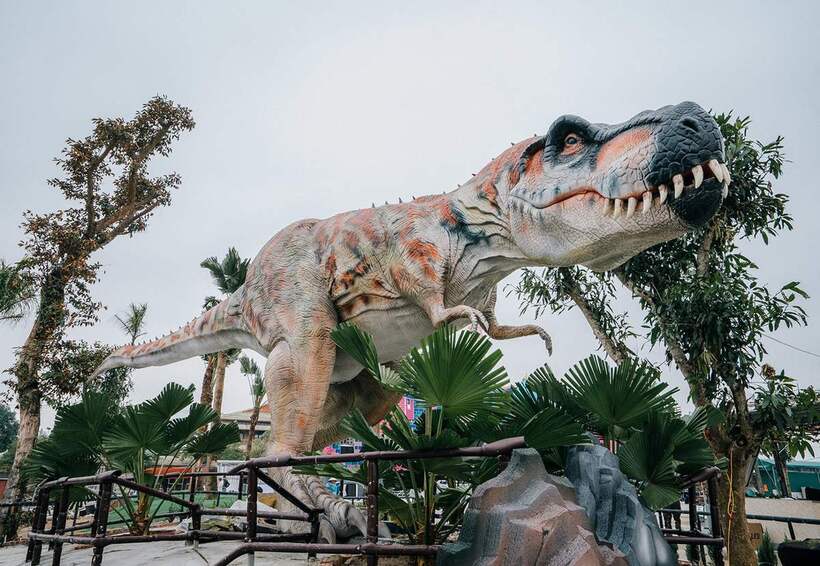 Tượng khủng long sống động như thật
