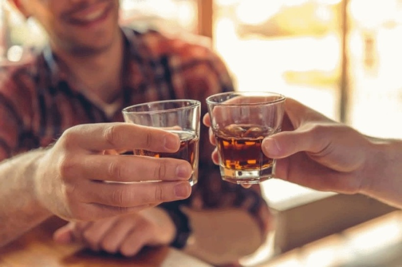 Rượu gây ra hiện tượng mất nước, làm da trở nên khô ráp và dễ bị tổn thương.