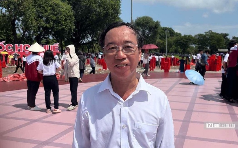 Hiệu trưởng Trường THPT Quốc học Huế bày tỏ niềm vui sướng và hạnh phúc khi Võ Quang Phú Đức giành chức vô địch Olympia năm thứ 24. Ảnh: Người Đưa Tin