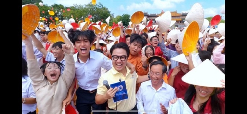 MC/Biên tập viên Sơn Lâm "cháy" hết mình cùng điểm cầu Quảng trường Ngọ Môn (Huế). Ảnh chụp màn hình