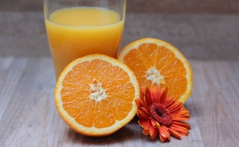Những người mắc các vấn đề về dạ dày, tiểu đường, suy thận, hay dị ứng với cam cần đặc biệt lưu ý khi tiêu thụ loại thức uống này.