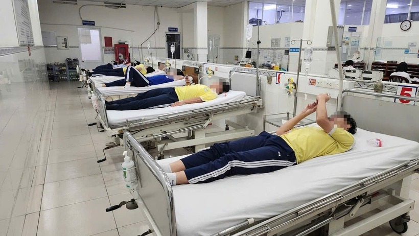 Các học sinh Trường THPT Lê Quý Đôn nhập viện nghi ngộ độc thực phẩm. Ảnh: Tuổi trẻ Online