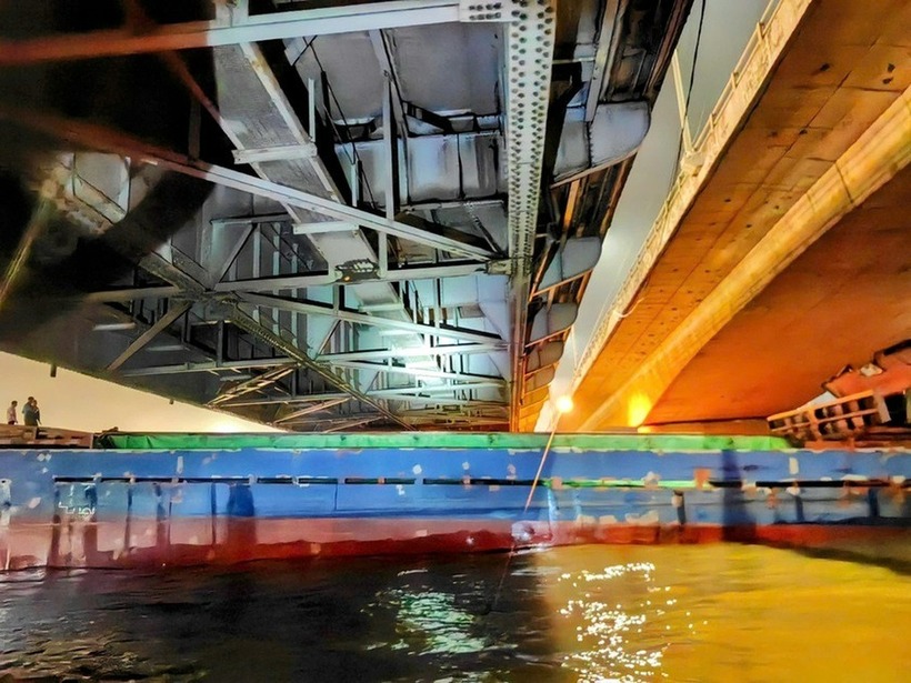 Hiện trường tàu hàng mắc kẹt ở gầm cầu Đồng Nai. (Ảnh: Dân trí)