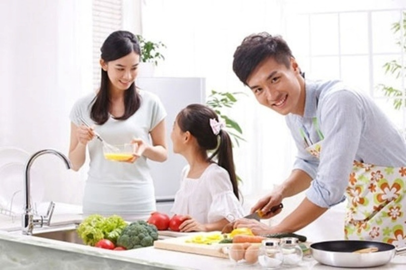 Ngoài việc dành tặng những món quà, việc phụ giúp vợ ngày này cũng khiến người chồng ghi điểm tuyệt đối. Ảnh minh họa