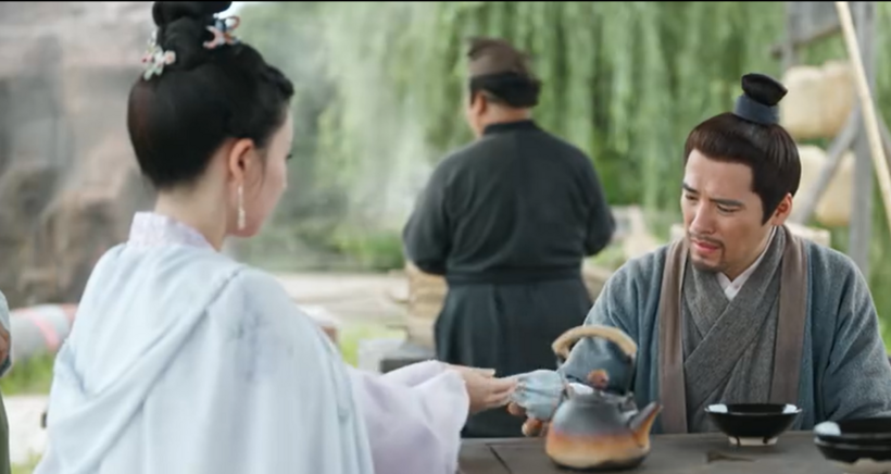 Con gái và em trai của Kiều tiểu nương bí mật gặp nhau.