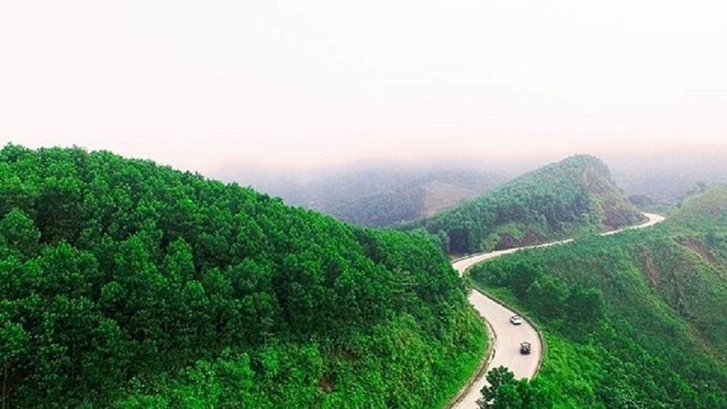 Đèo Đá Đẽo nằm trên đường Hồ Chí Minh nhánh Tây, thuộc địa phận 3 xã Thượng Hóa (huyện Minh Hóa), Xuân Trạch và Thượng Trạch (huyện Bố Trạch), tỉnh Quảng Bình.