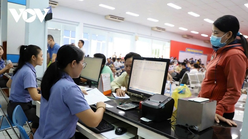 Hành khách có thể mua vé trực tiếp tại ga hoặc qua các kênh bán vé. (Ảnh: VOV)