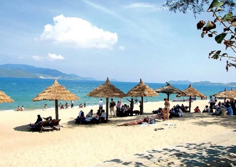 Dọc bờ biển là những hàng phi lao xanh mát, rì rào trong gió, tạo nên khung cảnh thơ mộng và thanh bình.