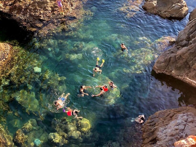 Tận hưởng làn nước trong xanh tại Mũi Nghê, Đà Nẵng. Ảnh minh họa