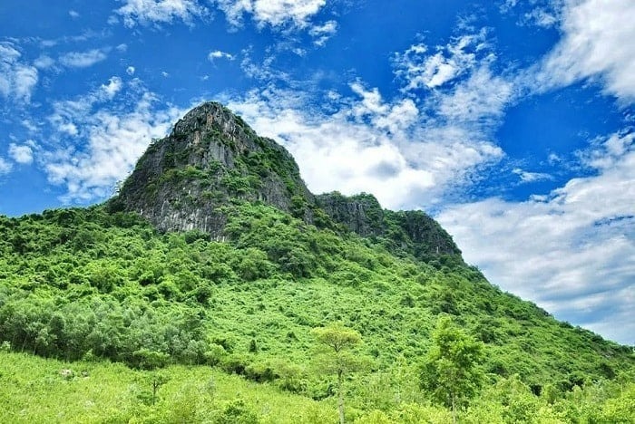 Núi Thần Đinh Quảng Bình được gọi với nhiều các tên đặc sắc khác nhau như núi Chùa Non, núi Bất Nghĩa.