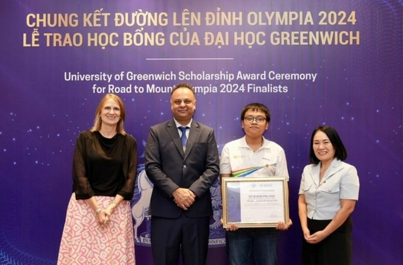Đại học Greenwich trao suất học bổng 100% học phí và tài trợ một năm chỗ ở tại Anh Quốc cho nhà vô địch Đường lên đỉnh Olympia năm 2024. Ảnh: Báo Tiền phong.