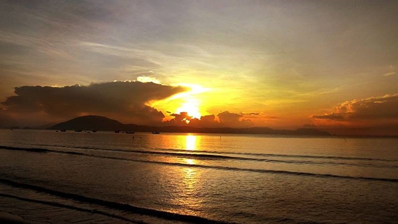 Ngắm hoàng hôn trên bãi biển Dốc Lết Nha Trang