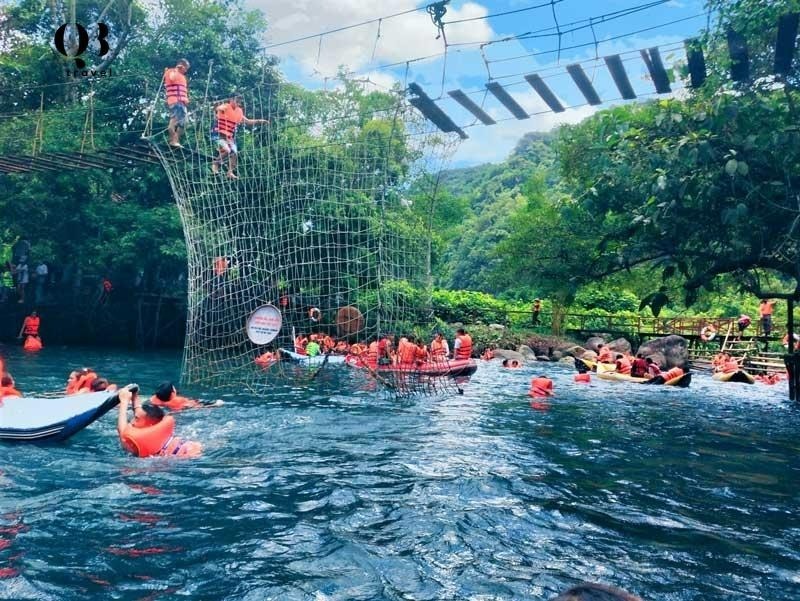 Suối nước Moọc là một viên ngọc quý ẩn mình giữa đại ngàn Phong Nha - Kẻ Bàng, Quảng Bình.