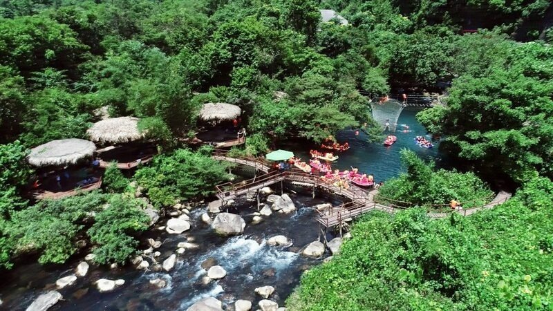 Suối nước Moọc là một điểm đến tuyệt vời cho những ai muốn hòa mình vào thiên nhiên, tận hưởng không khí trong lành và thư giãn sau những ngày làm việc căng thẳng.