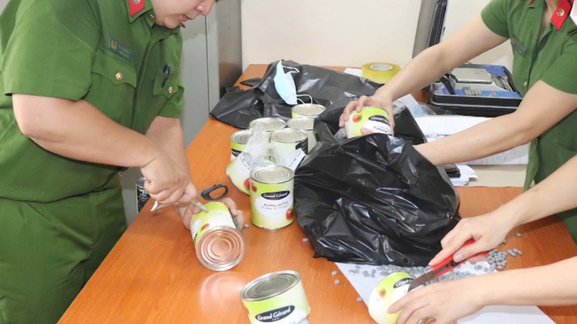 Lực lượng công an thu giữ tang vật. Ảnh: Hanoionline