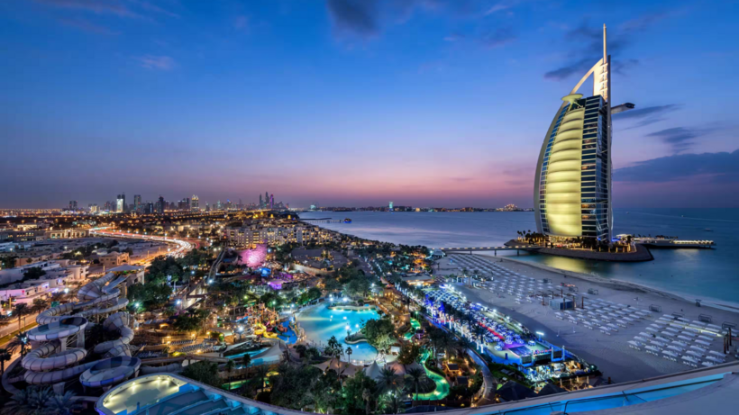 "Ngọn tháp của Ả Rập" Burj Al Arab được xem là “khách sạn 7 sao đầu tiên” trên thế giới.
