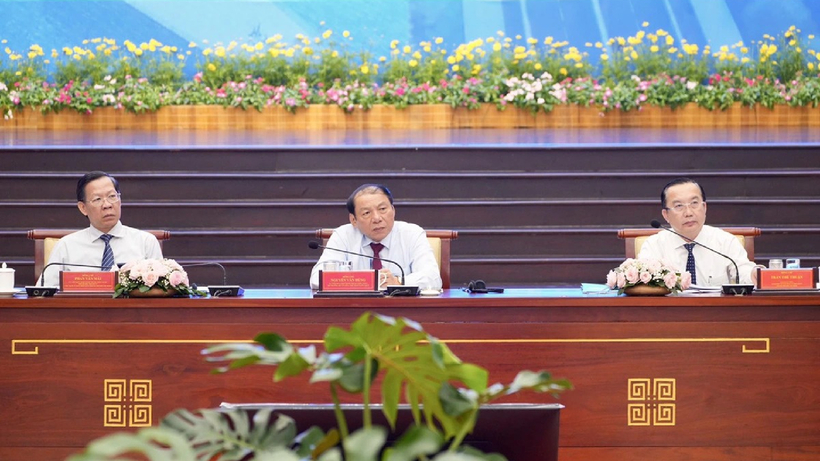 Bộ trưởng Bộ Văn hóa, Thể thao và Du lịch Nguyễn Văn Hùng (giữa) và lãnh đạo TP.HCM chủ trì hội nghị. Ảnh: Tuổi trẻ