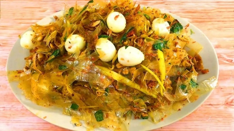 Bánh tráng trộn Kim Sài Gòn là địa chỉ ăn vặt quen thuộc đối với nhiều tín đồ ẩm thực ở Nha Trang. Ảnh minh họa