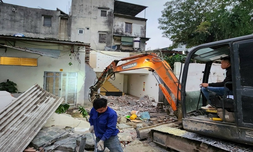 Các hộ dân nằm trong diện giải tỏa đang tấp lập thực hiện phá dỡ bàn giao mặt bằng.