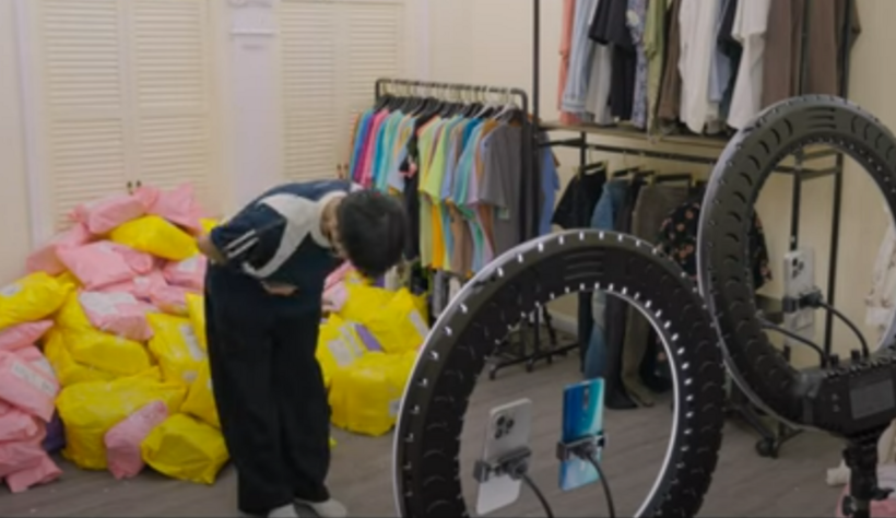 Cậu cúi chào khán giả trước phiên livestream.