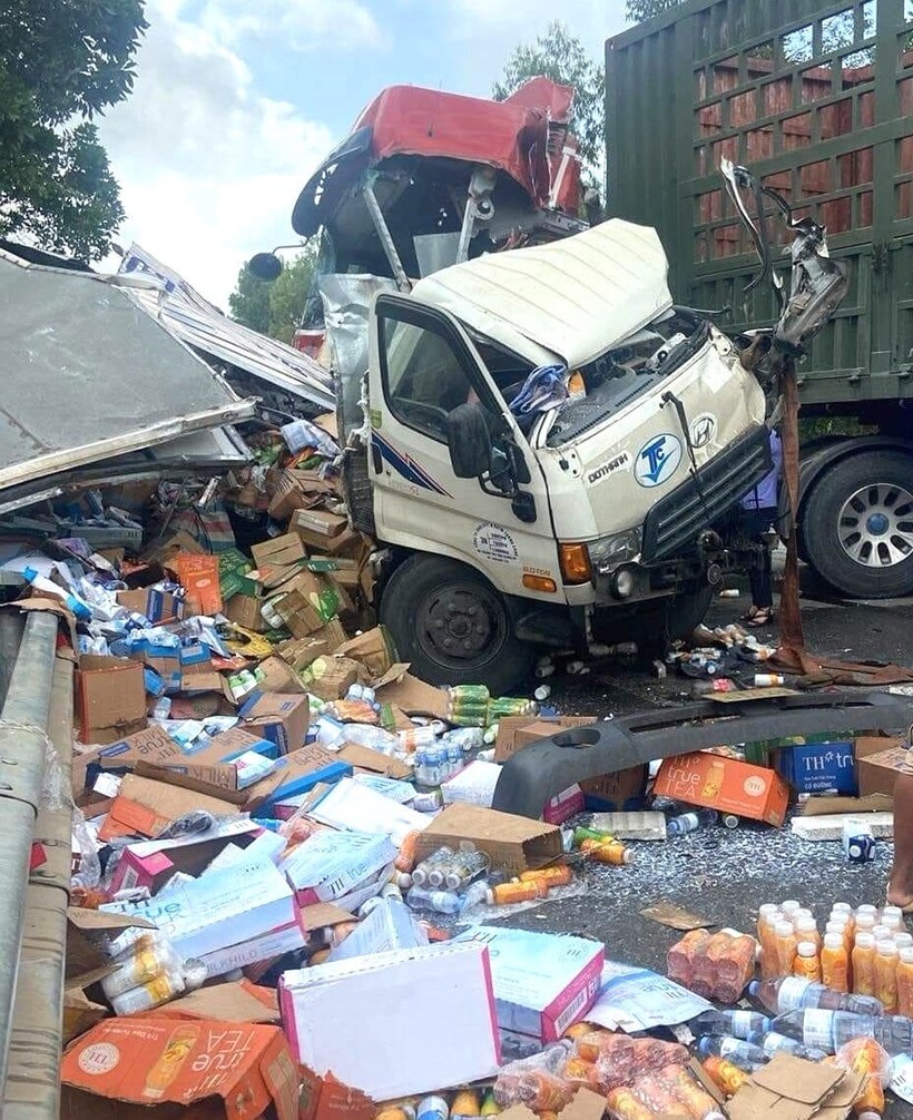 Hàng hóa từ xe tải rơi vương vãi khắp đường. (Ảnh: Tiền phong)