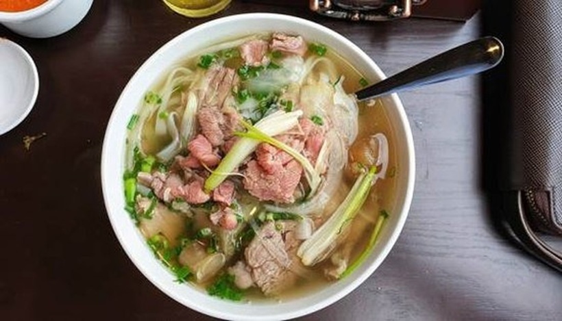 Phở Lý Quốc Sư mang đến hương vị phở Bắc đặc trưng giữa lòng thành phố biển Nha Trang.