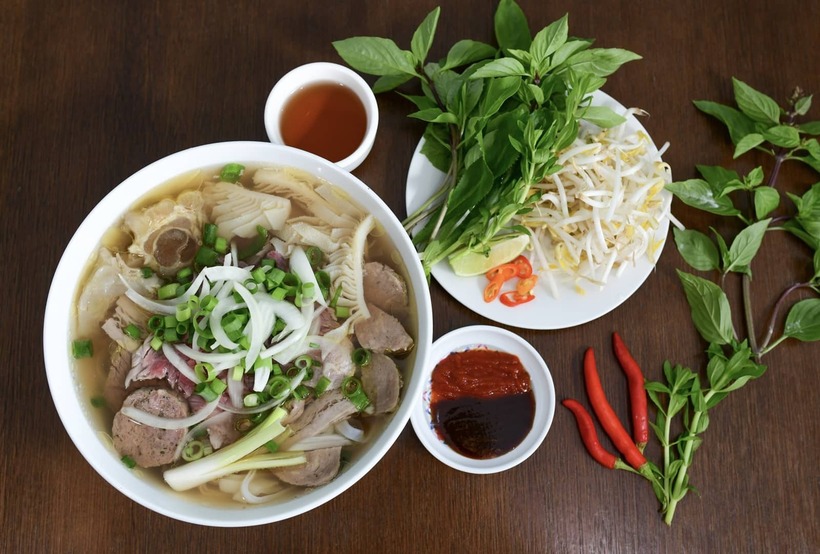 Phở 145 là quán phở bình dân với giá cả phải chăng, phù hợp với những ai muốn thưởng thức một bữa ăn nhanh chóng, tiện lợi.
