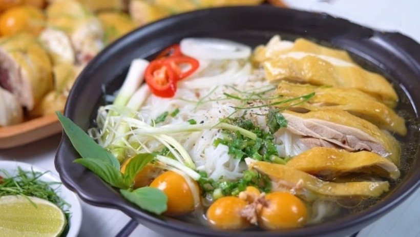 Phở Dã Tượng - Chuyên phở gà thơm ngon.