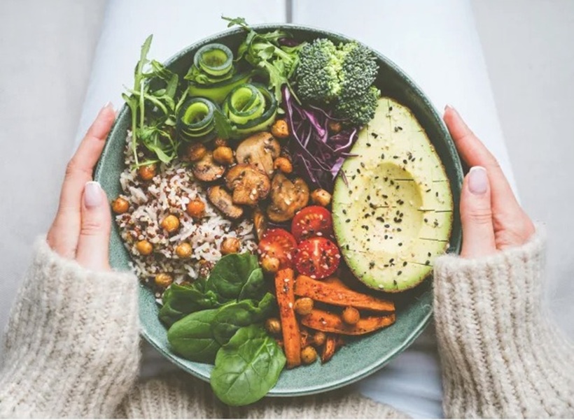Cảm giác no và đói được điều khiển bởi một số hormone như leptin và ghrelin. Leptin báo hiệu cho cơ thể rằng bạn đã no, trong khi ghrelin kích thích cảm giác thèm ăn.