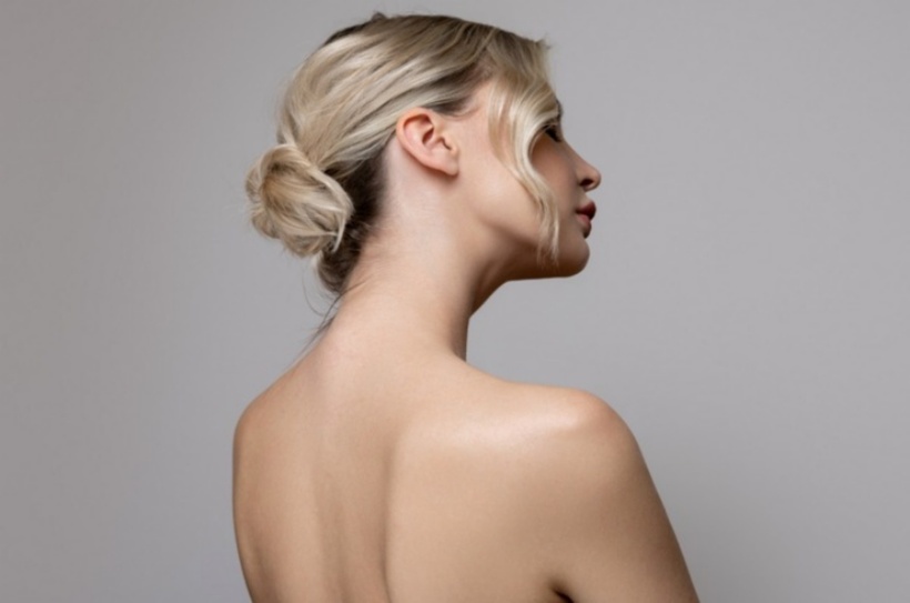 Hiệu ứng cổ thon dài là cách làm đẹp giúp tạo ra ảo giác cổ cao, thanh mảnh và duyên dáng hơn.