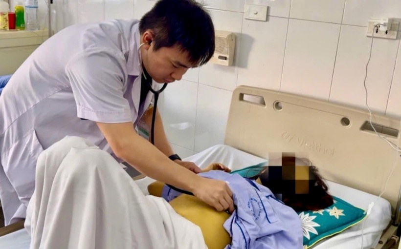 Bác sĩ thăm khám cho chị Q. Ảnh: VietNamNet