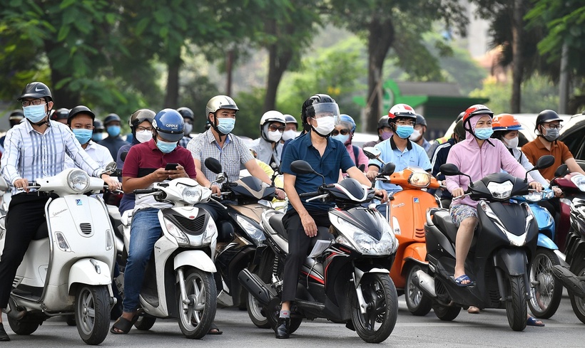 Hà Nội có khoảng 6 triệu xe máy, trong đó có gần 3 triệu xe máy cũ sản xuất trước năm 2000. (Ảnh: VietnamNet)