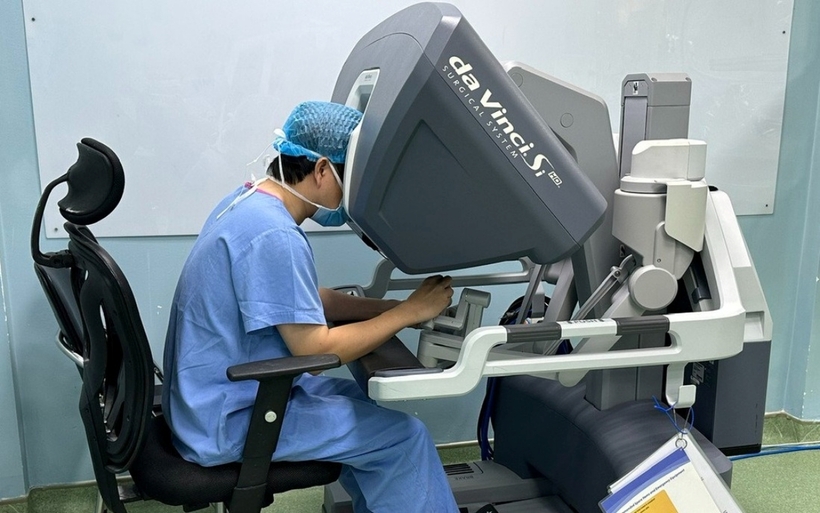 Bác sĩ phẫu thuật bằng robot cho bệnh nhân. Ảnh: Phụ Nữ Việt Nam