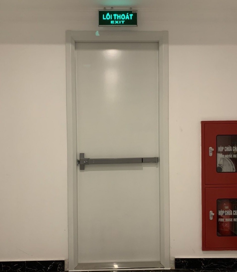 Việc luôn giữ cửa thoát hiểm đóng kín là một biện pháp phòng cháy chữa cháy hiệu quả và cần thiết.