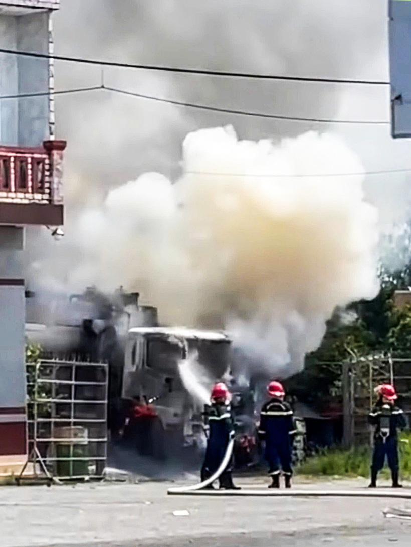 Chiếc xe bồn đang tiếp nhiên liệu thì bốc cháy ngùn ngụt. (Ảnh: Tuổi trẻ)