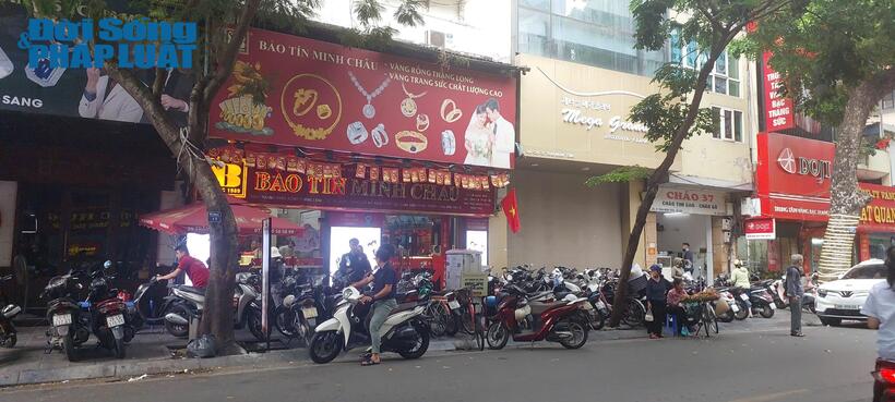 Sáng ngày 15/10, khách hàng muốn mua vàng nhẫn tại cửa hàng Bảo Tín Minh Châu (cơ sở Trần Nhân Tông) được các nhân viên mời vào trong để giao dịch ngay lập tức.