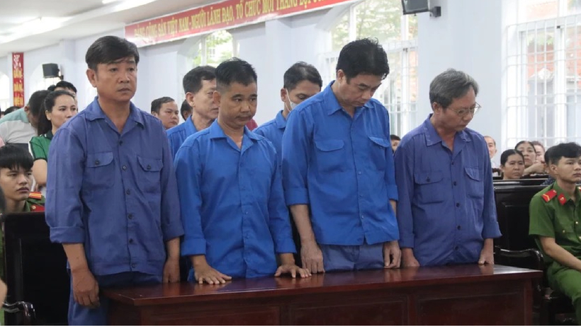 Các bị cáo là cựu thanh tra giao thông Sở GTVT tỉnh Bà Rịa - Vũng Tàu tại phiên tòa sáng 15/10. Ảnh: Báo Pháp luật