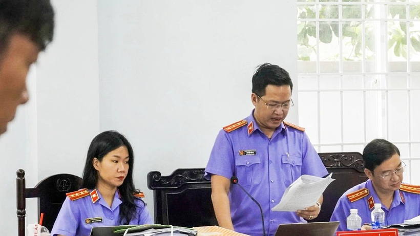Kiểm sát viên Nguyễn Việt Hà đọc bản luận tội đề nghị mức án đối với các bị cáo là cựu thanh tra giao thông, chủ xe, tài xế. Ảnh: Báo Tuổi trẻ