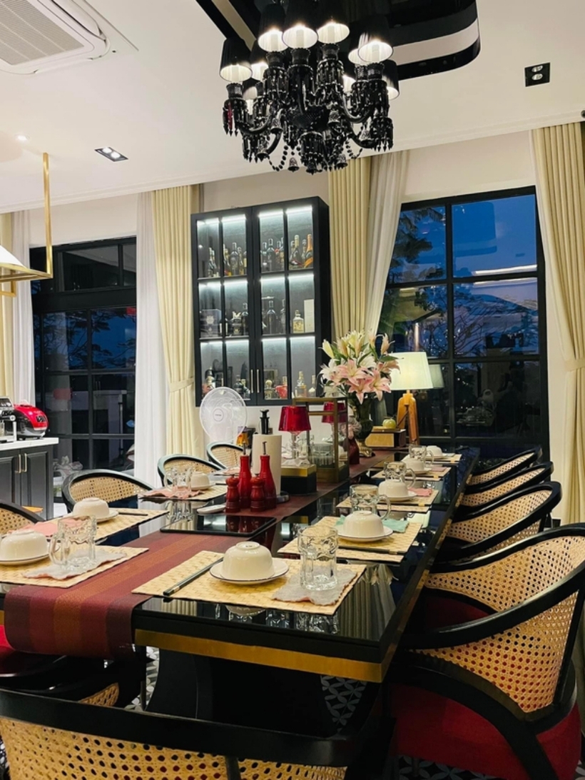 Bàn ăn lớn đủ ngồi 10 người được đặt giữa phòng, kế bên tủ rượu và đối diện khu bếp rộng rãi.