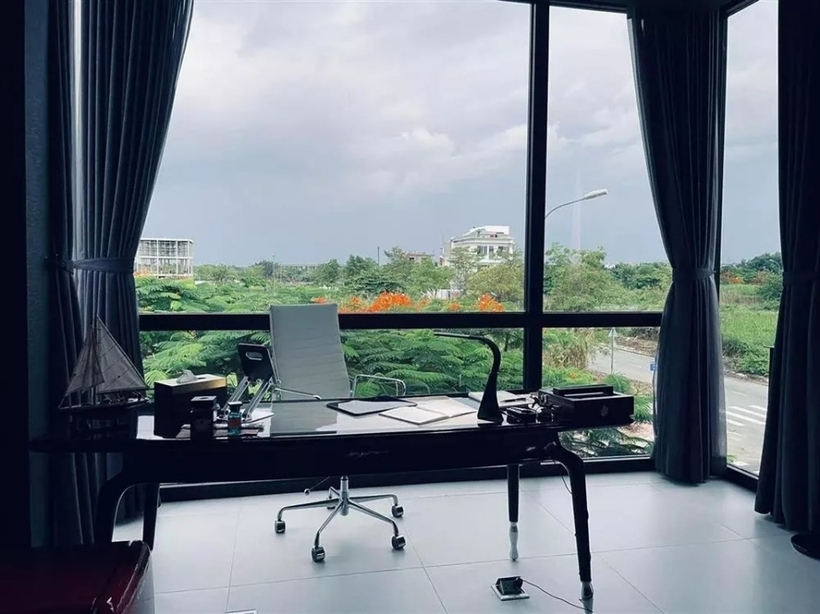 Phòng làm việc được bố trí nội thất khá đơn giản, view hướng về đường phố.