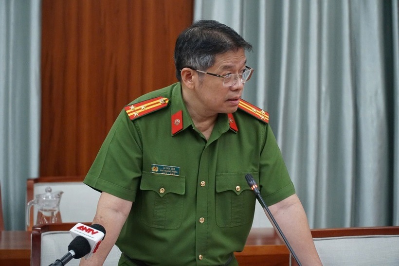 Thượng tá Lê Duy Sâm thông tin về tình hình mua bán người. Ảnh: Dân trí